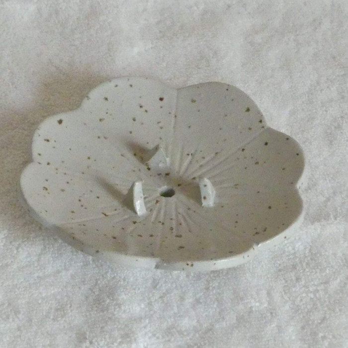 Porte-savon artisanal en céramique – blanc moucheté