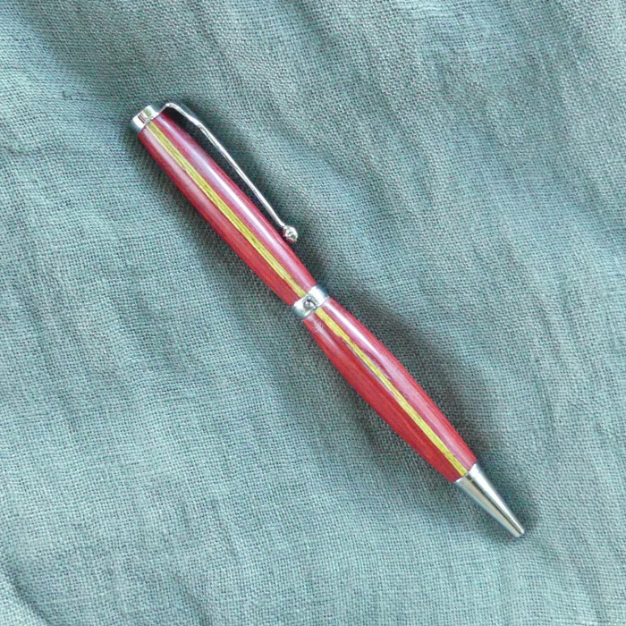 Stylo artisanal en bois tourné – PEUPLIER ''Rouge vert''