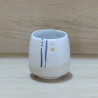 Tasse artisanale en grès forme gobelet – émail blanc décor bleu orange