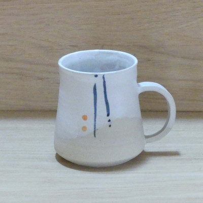 Tasse artisanale avec anse en grès forme mug – émail blanc décor bleu orange