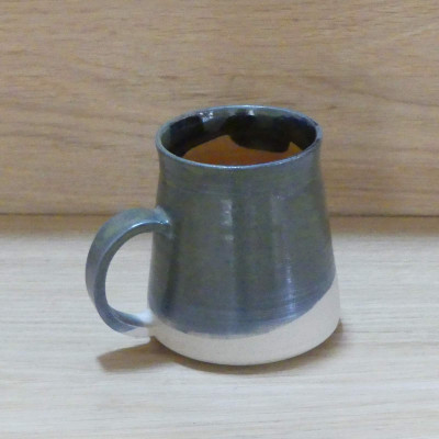 Tasse artisanale avec anse en grès forme mug – émail vert antique intérieur orange